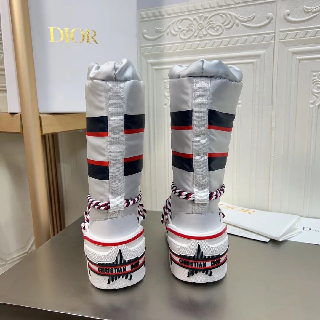 Men's shoes p600! The highest version on the market, Dior Dior's king style snow boots, ski boots, fat and cute, so cute →_→ from the DiorAlps limited series, unique. Shiny nylon Oblique print upper with criss-cross straps for an ideal fit. The technical fabric of the boot shaft, short-cut version, can be worn in the city or in the mountains. It makes the calf slimmer and taller, warm and concave. The boot shaft and sole are made of original waterproof padded lining. The embroidered fabric is original star ⭐ rubber non-slip thick sole and multi-module combination outsole. The size is 35-40. 41Customized
